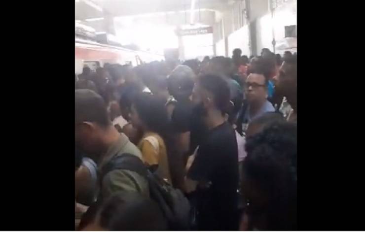 Falha em trem da Linha 1 do metrô causa transtornos a passageiros, em Salvador; assista