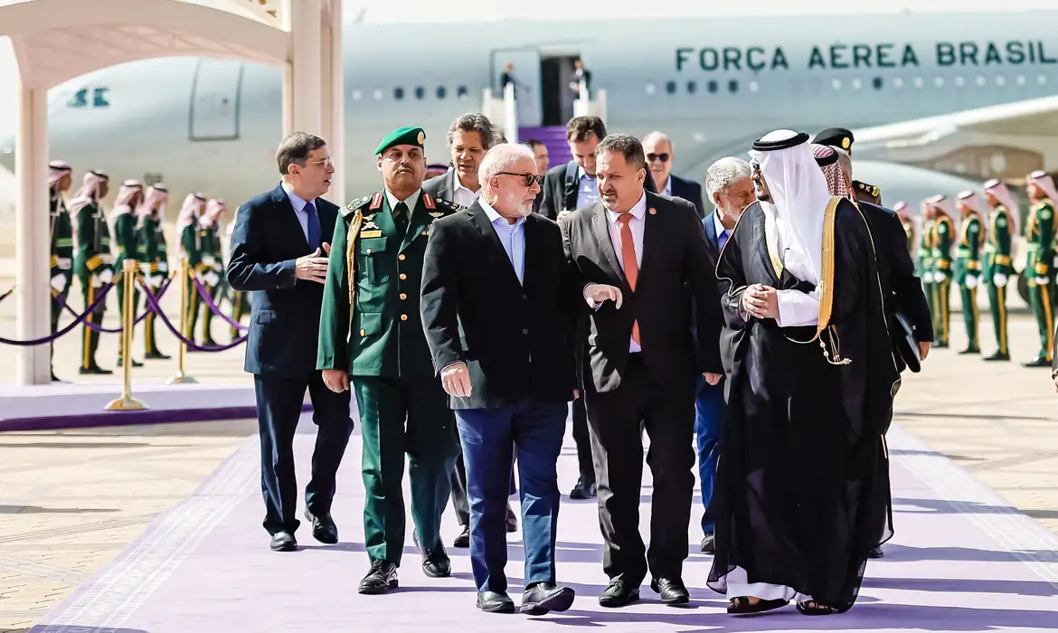 Lula desembarca na Arábia Saudita onde apresenta projetos de investimento