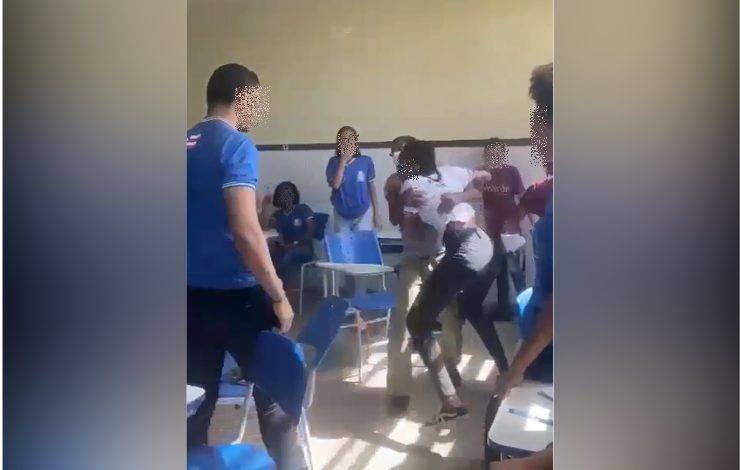 Alunos se desentendem em colégio estadual e jovem espanca colega dentro da sala