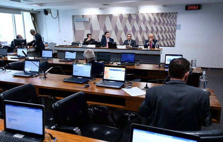 CCJ do Senado aprova PEC que proíbe militares da ativa se candidatarem