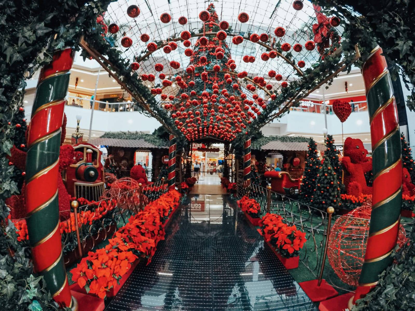 Você sabe como as decorações de Natal dos shoppings são planejadas? O Aratu On Explica para você