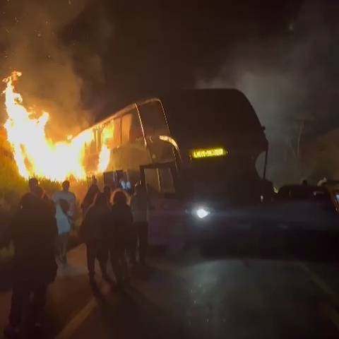 Ônibus bate em carreta e pega fogo em Sapeaçu na noite deste domingo (5)