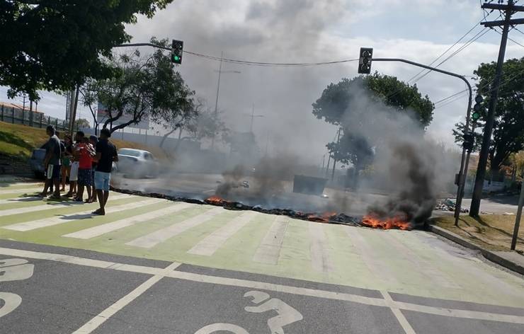 Manifestantes ateam fogo em pneus e congestionam trânsito na região de Mussurunga