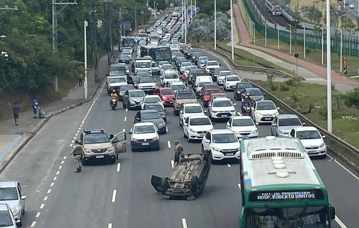 Carro capota na Avenida Paralela e trânsito fica travado na altura do CAB