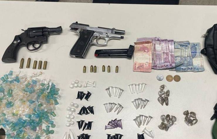 Policiais encontram armas e drogas em Fazenda Grande III e IV; dupla morreu em ação