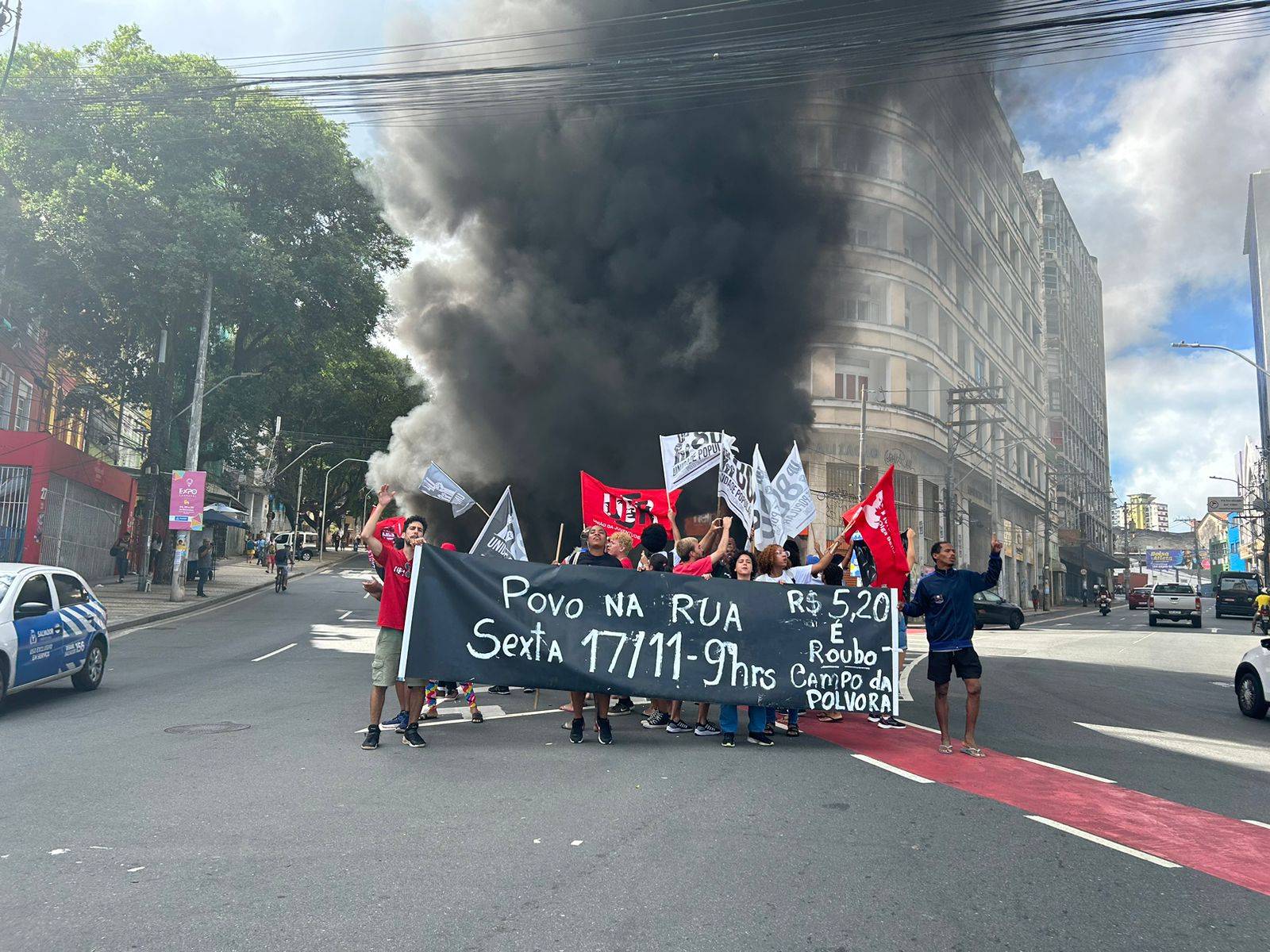 Grupo protesta na Av. Sete de Setembro devido ao aumento da passagem de ônibus em Salvador