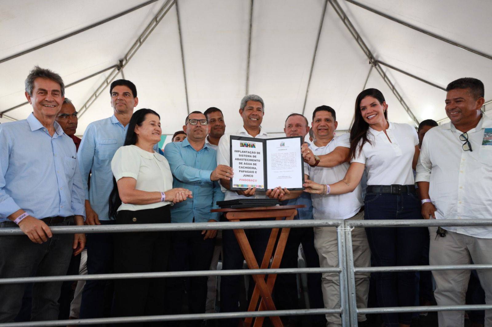 Ao lado de Jerônimo, secretária Larissa Moraes realiza diversas entregas em Pindobaçu