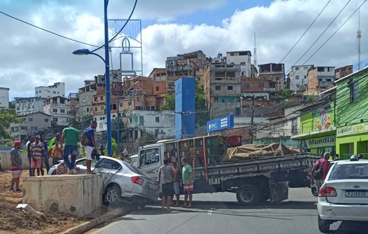 Acidente entre carro particular e carreta faz uma vítima na Av. Vasco da Gama, em Salvador