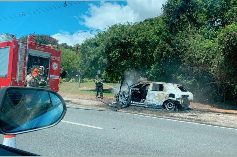 Carro pega fogo e deixa trânsito lento na Avenida Paralela; idoso tem ferimentos leves