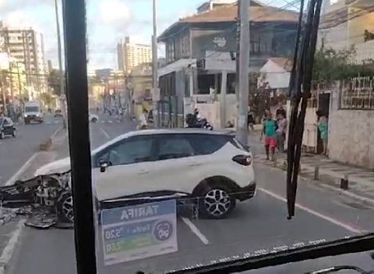 Trânsito fica lento em rua do Rio Vermelho após carro bater em poste