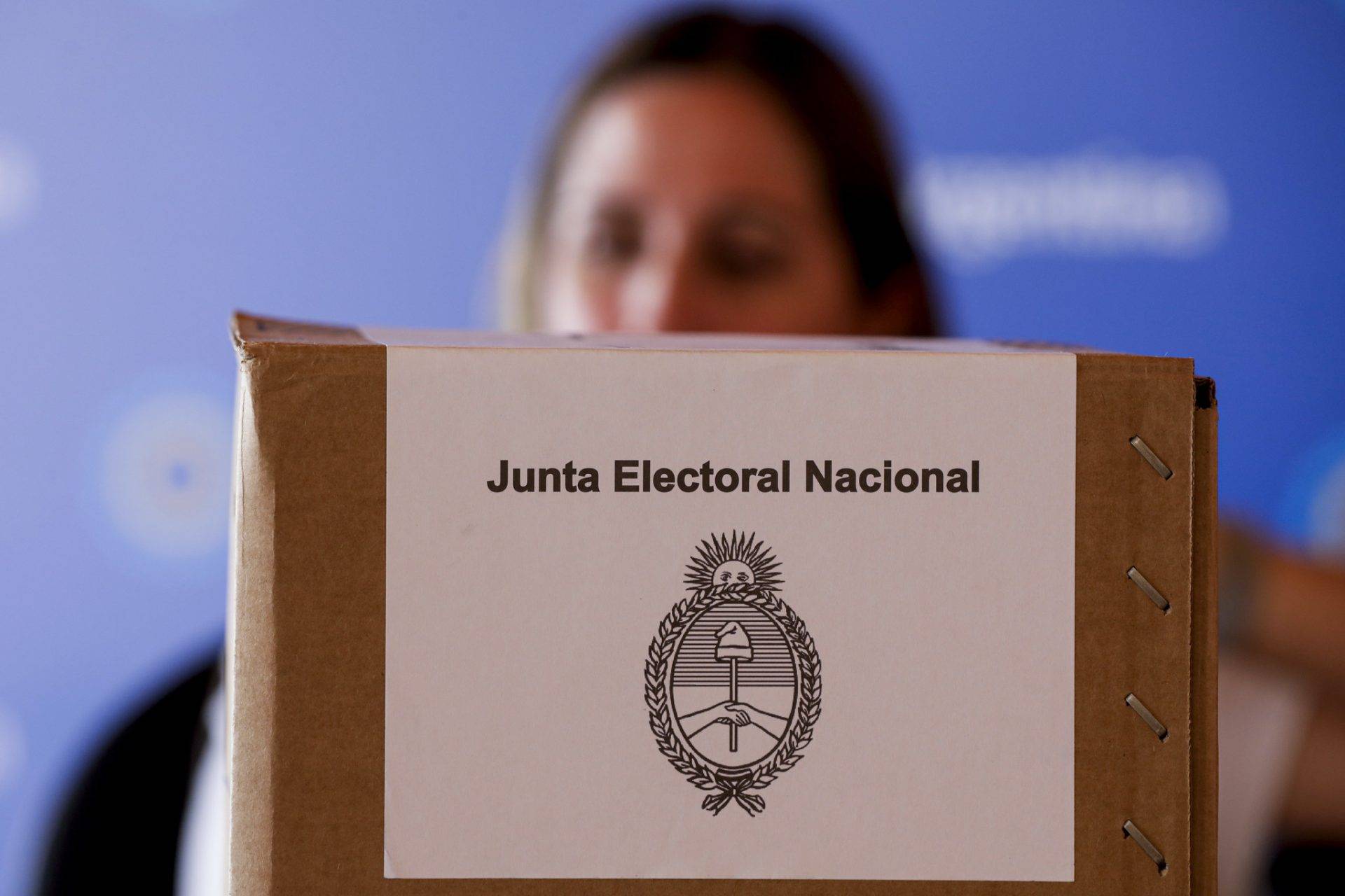 Argentinos começam a votar no segundo turno das eleições