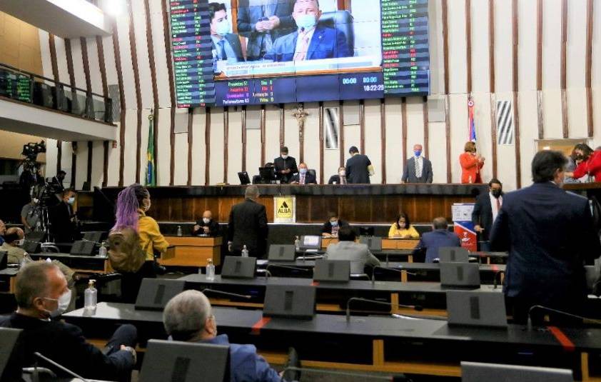 Deputados divergem sobre PL que aumenta ICMS e votação atrasa na AL-BA; 'Culpa é do Congresso', diz Adolfo Menezes