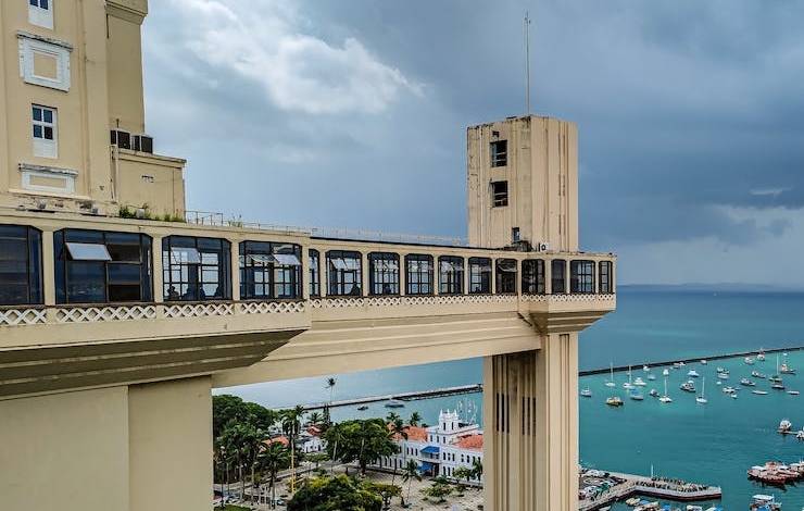 Elevador Lacerda é um dos 10 pontos turísticos do Brasil com mais encontros românticos por aplicativo