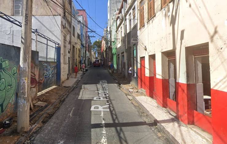 Trânsito é bloqueado em rua próxima à Avenida Sete de Setembro, em Salvador; veja qual