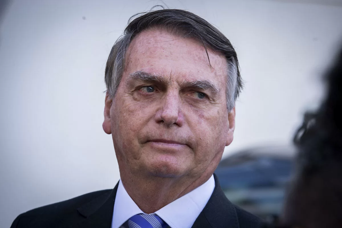 Após importunar baleia, Bolsonaro recebe multa de R$ 2,5 mil do Ibama e reclama: 'Perseguição'