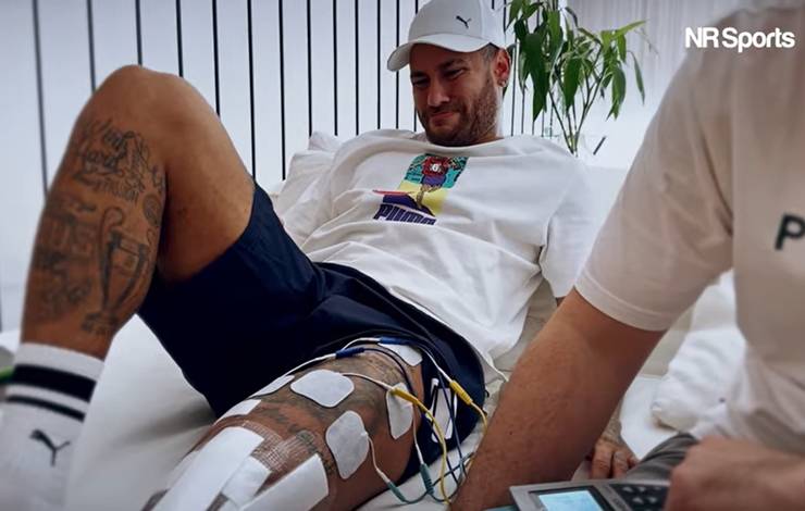 Em recuperação de cirurgia no joelho, Neymar aparece gritando de dor em tratamento