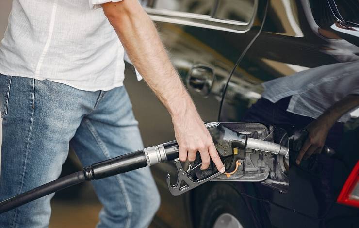 É estranho? Saiba por que algumas pessoas gostam do cheiro de gasolina