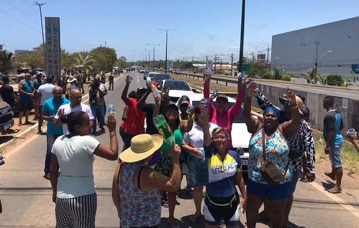 Com fornecimento de água suspenso, moradores de Arembepe protestam na BA-099