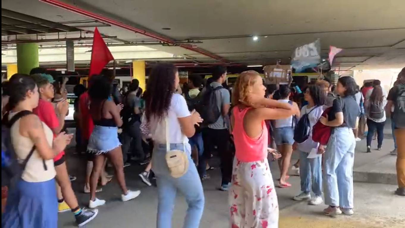 Devido à manifestação dos estudantes, Transalvador altera trânsito na Lapa; região segue travada