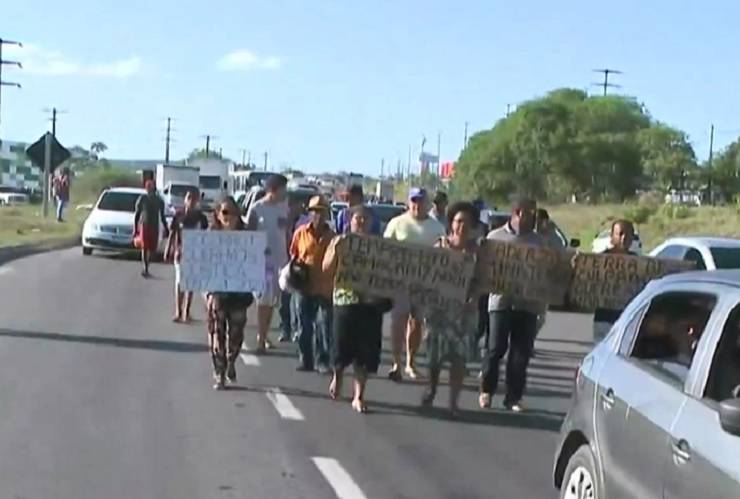 Protesto de moradores interdita trânsito na Via Parafuso, em Camaçari