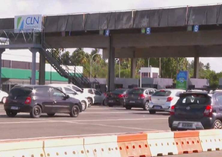 Movimento é intenso na Estrada do Coco; mais de 30 mil veículos devem circular na rodovia entre hoje e amanhã