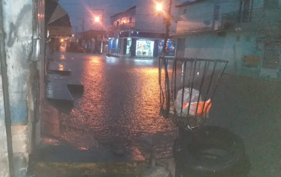 Temporal com granizo atinge cidade do Oeste da Bahia na noite desta segunda-feira (20)