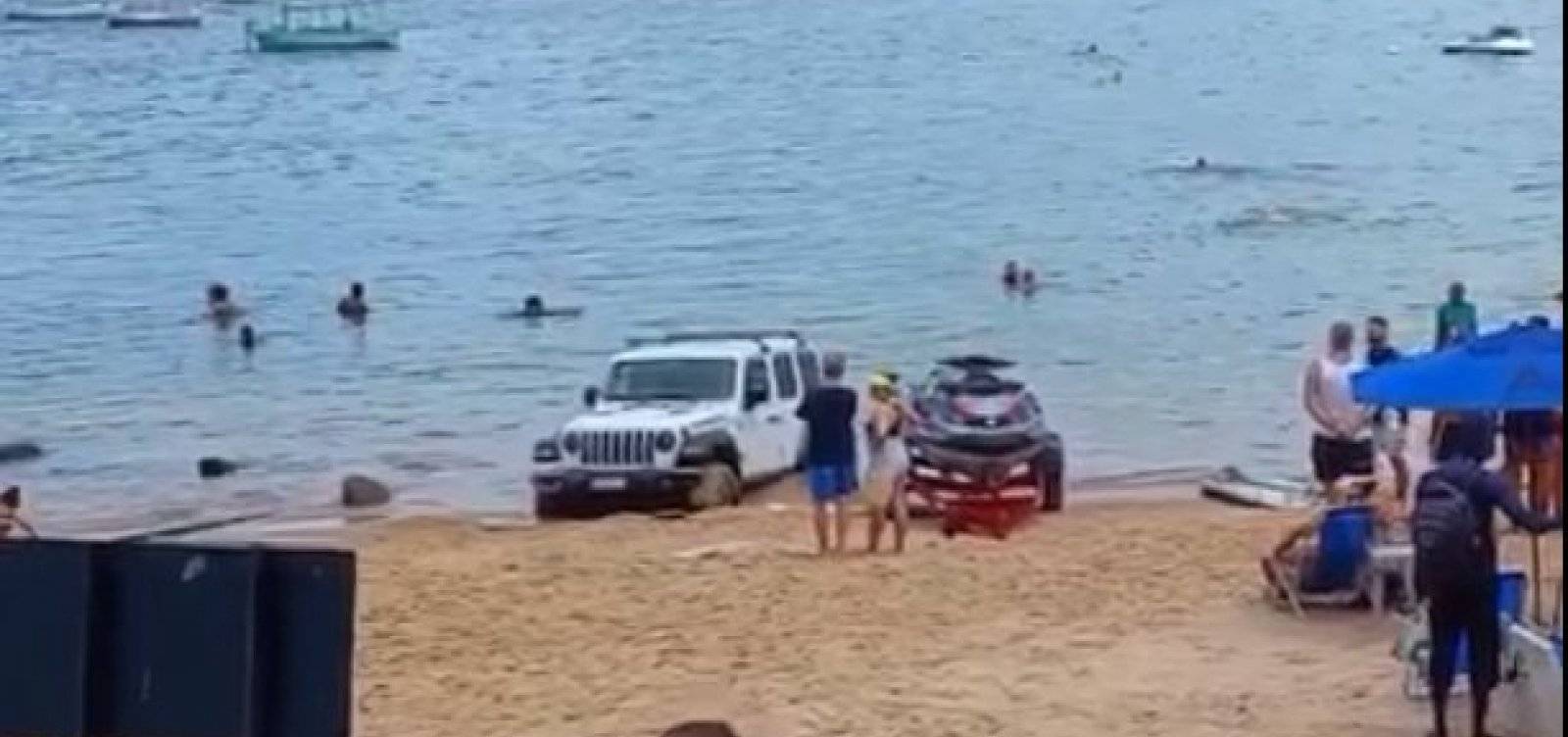 Carro atola no Porto da Barra ao tentar puxar jet ski da praia