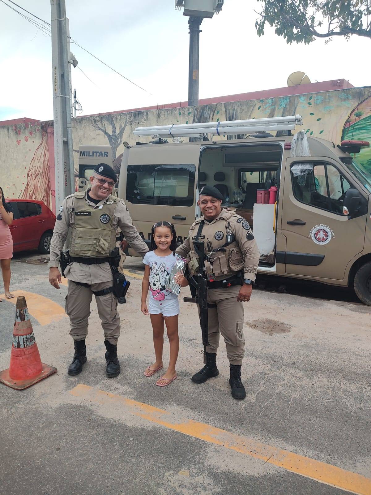 Policiais militares entregam presentes de natal para crianças do bairro de Valéria