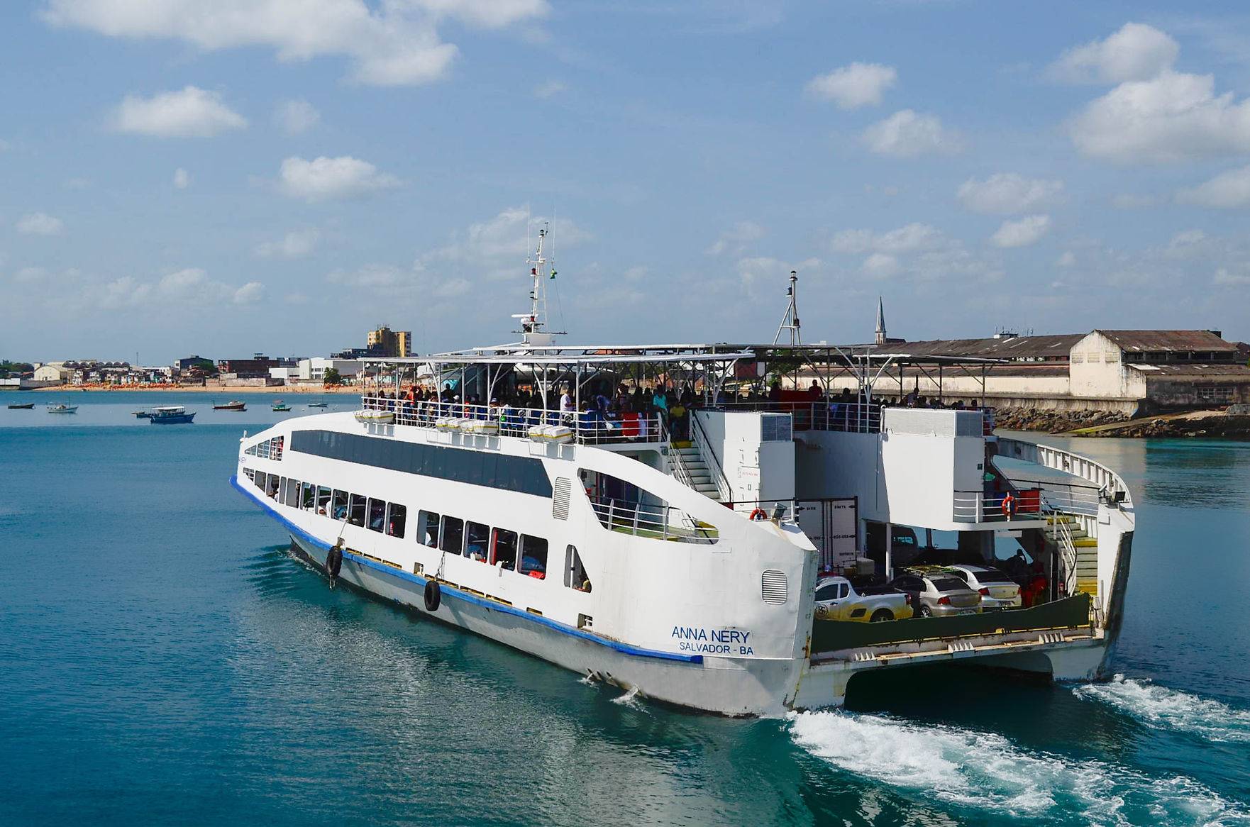 Fila de carros no Ferry-Boat estão com espera acima de 4 horas