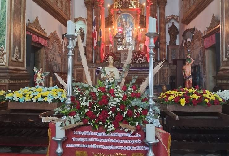 Fiéis católicos homenageiam Santa Bárbara no Centro Histórico de Salvador