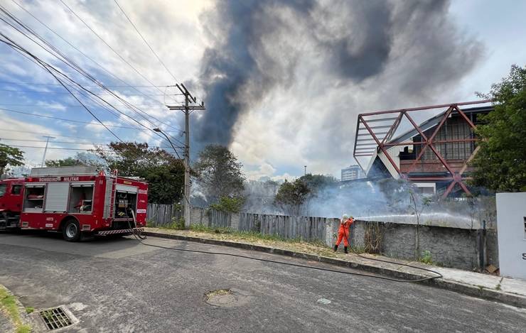 Incêndio no entorno do antigo Centro de Convenções provoca fumaça na região; veja vídeos