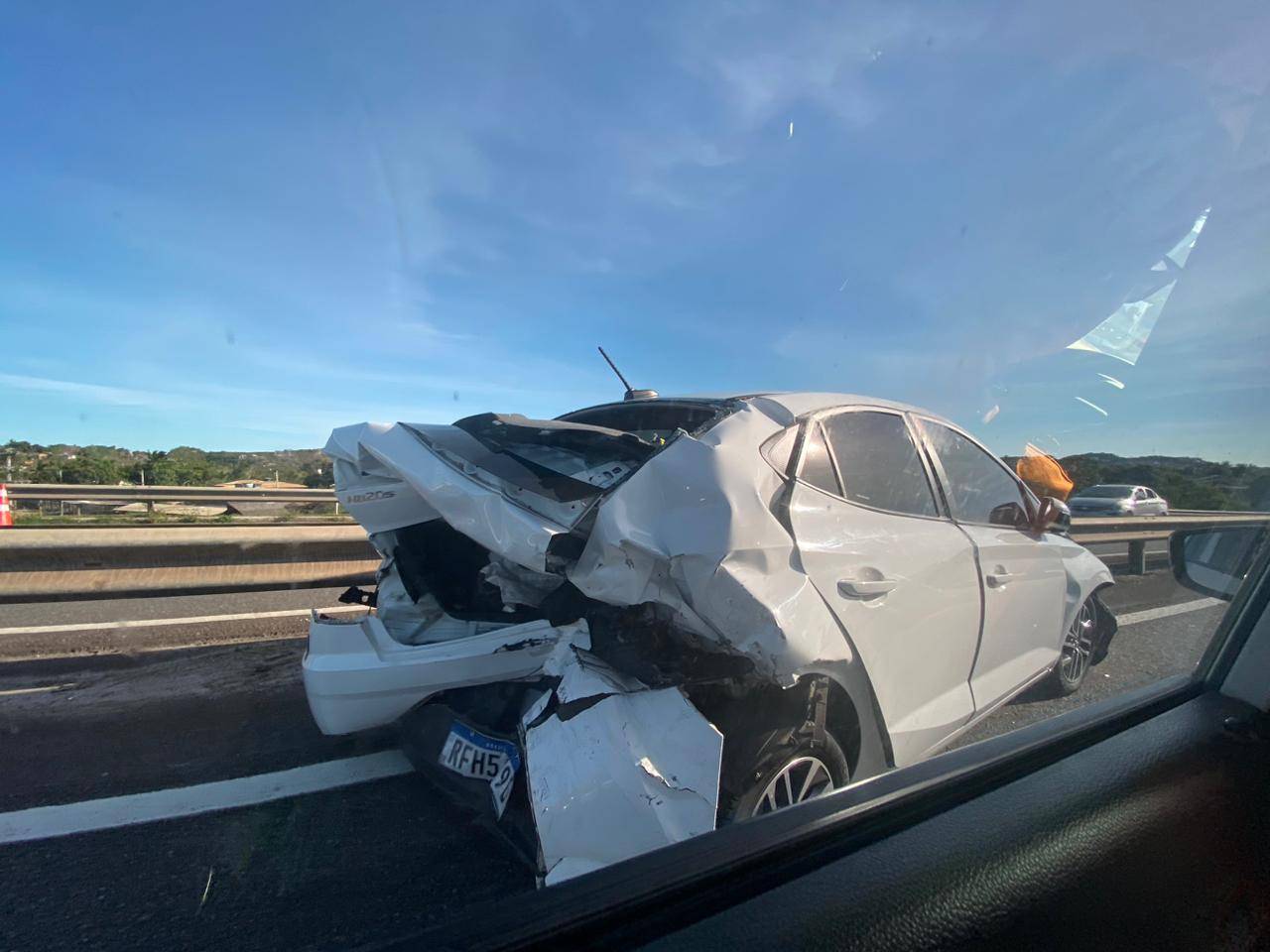 Colisão envolvendo três carros deixa trânsito congestionado na Estrada do Coco