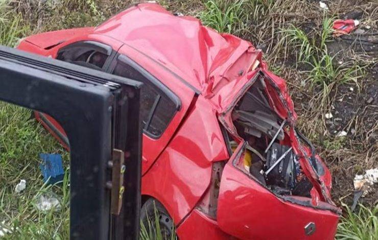 Batida entre carro e ônibus deixa quatro pessoas mortas na BR-101