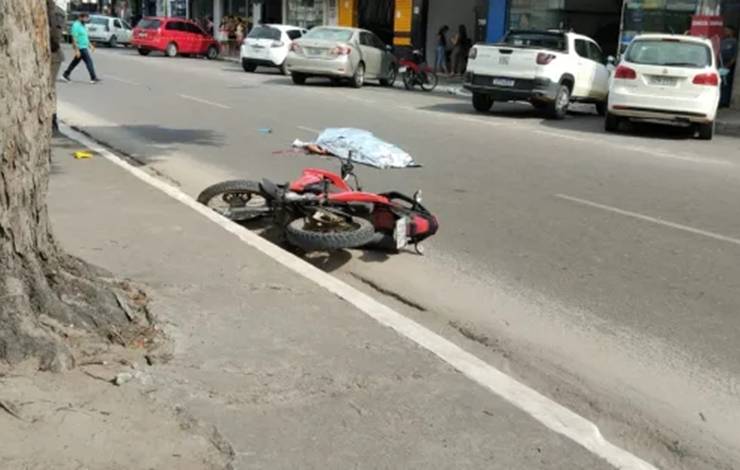 Entregador de lanches morre após ser atropelado por carreta em tentativa de ultrapassagem em Teixeira de Freitas