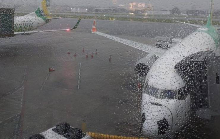 Aeroporto suspende pousos e decolagens devido ao temporal; travessia Salvador-Mar Grande é interrompida