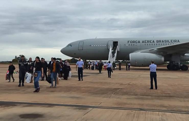 Avião com terceiro grupo de repatriados vindos de Gaza chega ao Brasil