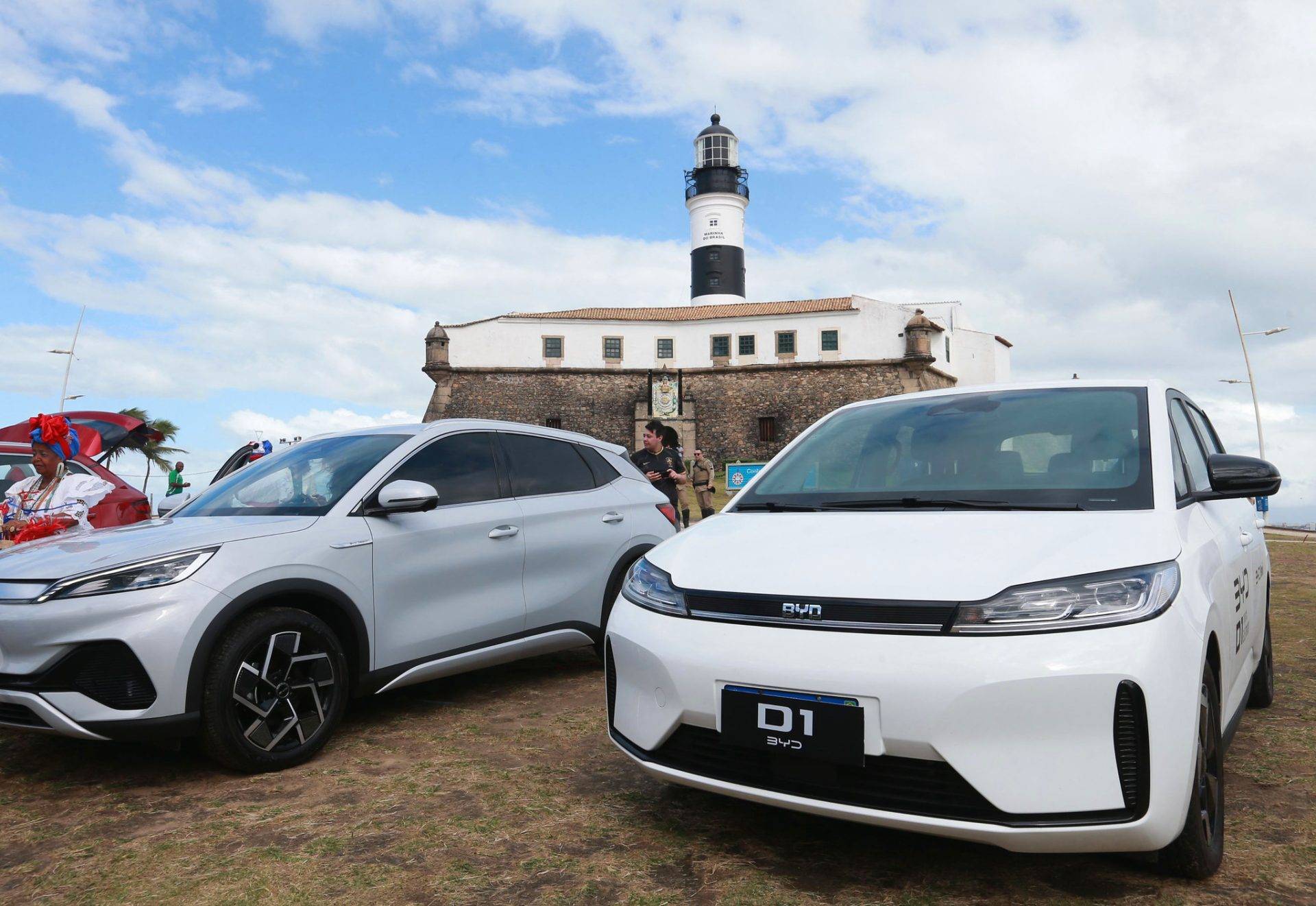 Jerônimo sanciona lei que isenta IPVA de carros elétricos de até R$ 300 mil