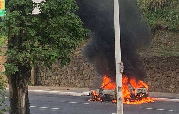 Bombeiros combatem incêndio em carro na Avenida Garibaldi, em Salvador