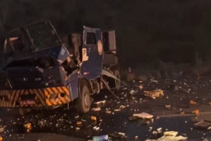 Bandidos atacam e destroem carro-forte na BR-101 próximo à Pedra do Cavalo