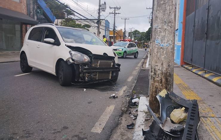 Motorista perde controle da direção e colide carro com poste no Rio Vermelho