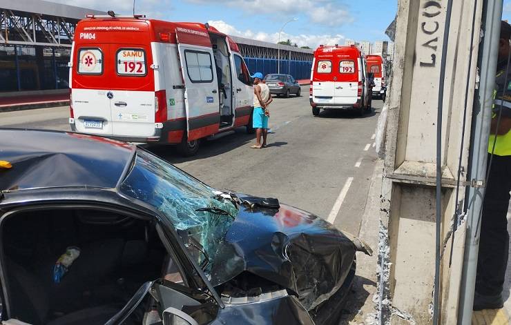 Carro bate em poste e cinco pessoas ficam feridas na Estação Pirajá, em Salvador