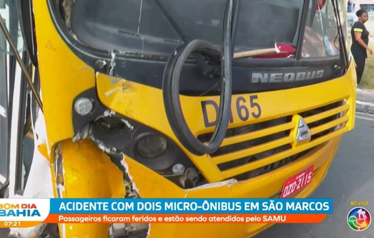 Acidente entre dois micro-ônibus acaba com 50 passageiros feridos em Salvador