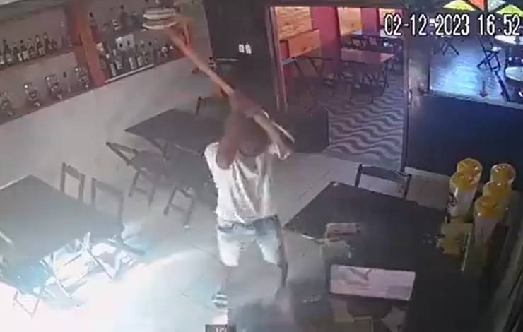 Homem destrói bar a pauladas por não querer pagar conta em Salvador