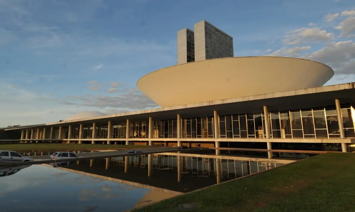 Câmara aprova auxílio para alunos de baixa renda do ensino médio