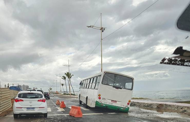 Ônibus cai em cratera formada por rompimento de adutora e prejudica trânsito na orla de Salvador