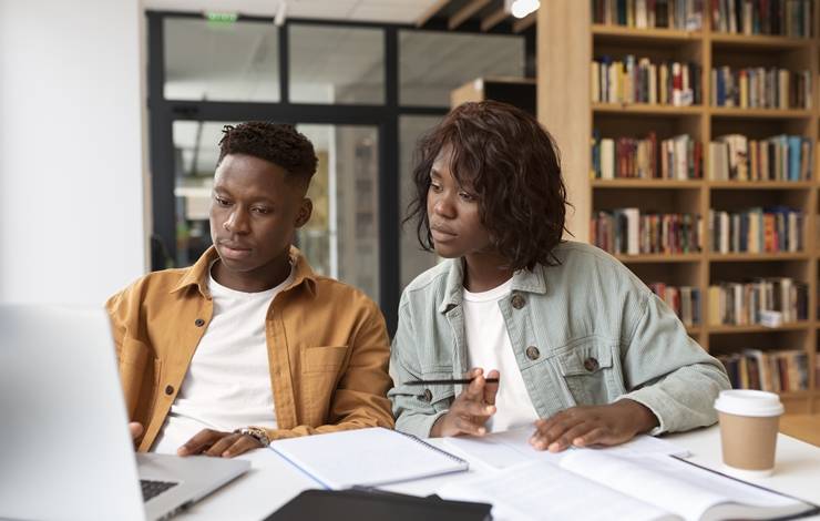 Pesquisa aponta distorções entre negros e brancos na educação durante 9 anos