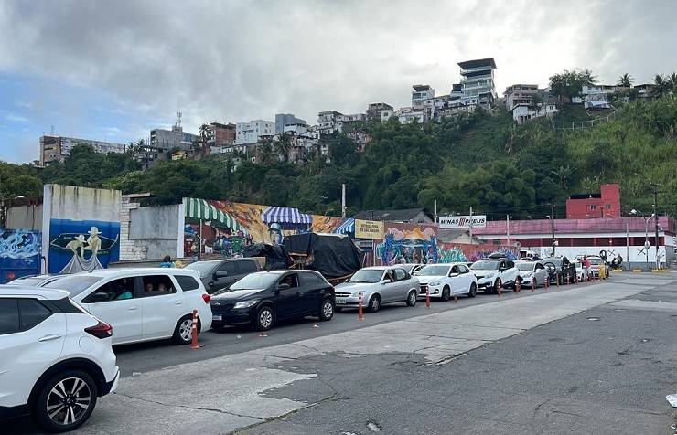 Às vésperas do réveillon, fila para embarque de veículos no ferry é longa em Salvador