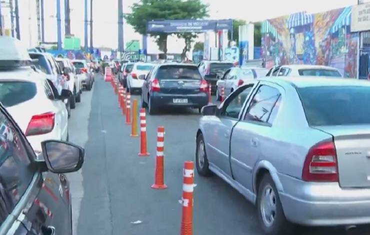 Movimento segue intenso na fila de carros que embarcam no ferry a três dias do final do ano