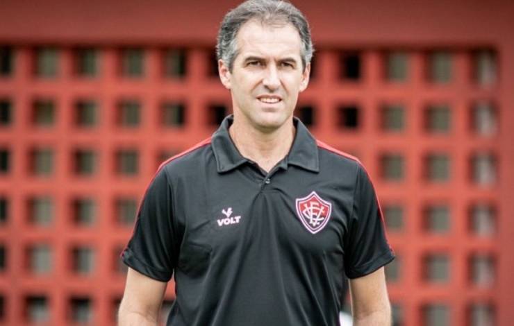 Campeão da série B pelo Vitória, técnico Léo Condé tem contratação cogitada pelo Santos