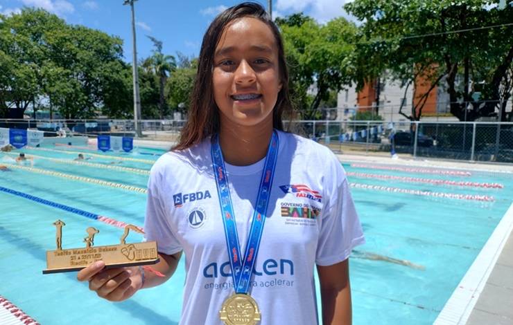 Conheça Luísa Sugimoto, atleta baiana de natação infantil que vem conquistando títulos e medalhas